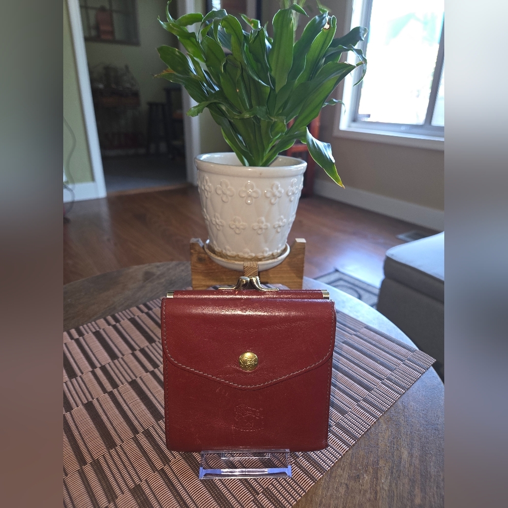 Il Bisonte Leather Compact Wallet in Burgundy Brown with Gold Hardware